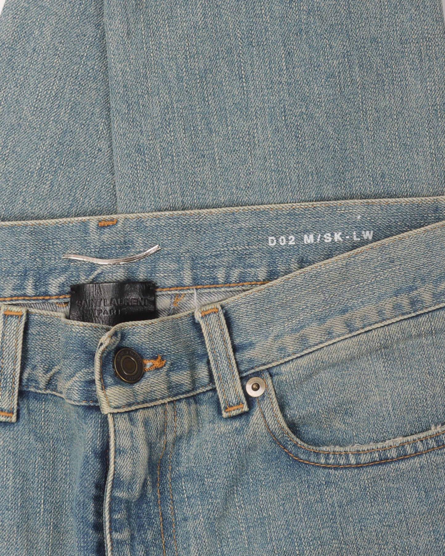 Distressed D02 Jeans