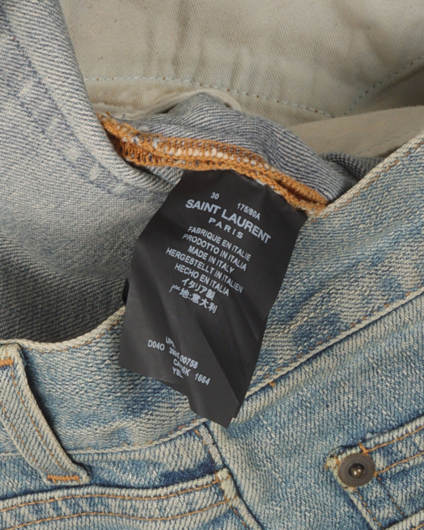 Distressed D02 Jeans