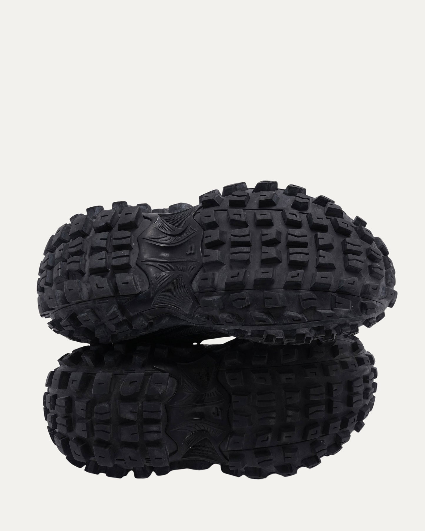 Defender Sneaker