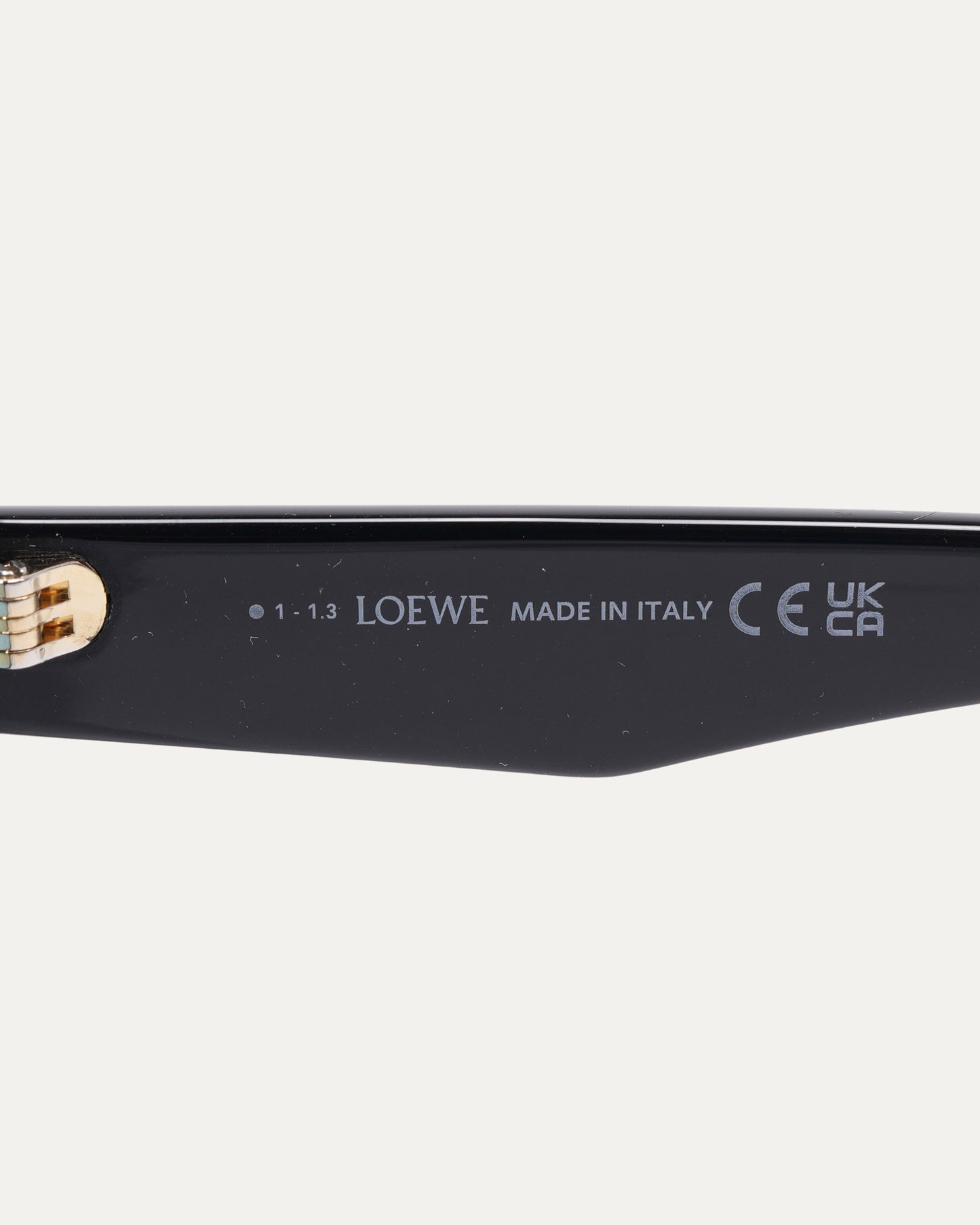 LW40110U Sunglasses