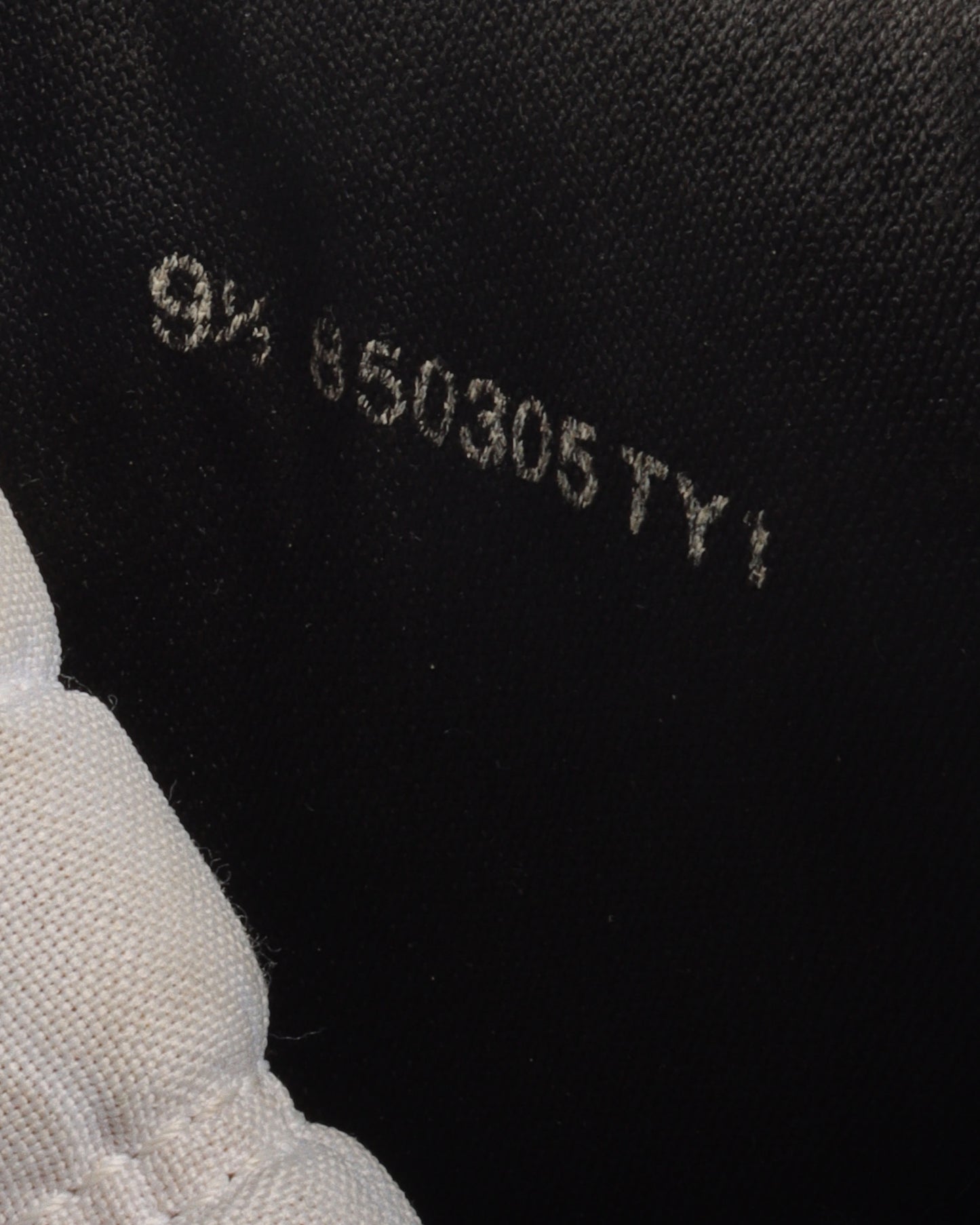 Air Jordan 1 Retro High OG "Chicago" (1985)