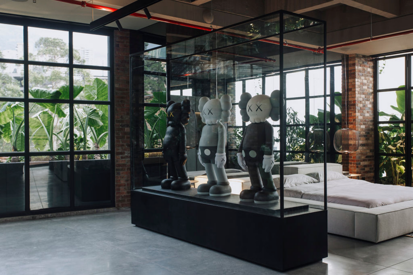 4 Foot Companion (Black)