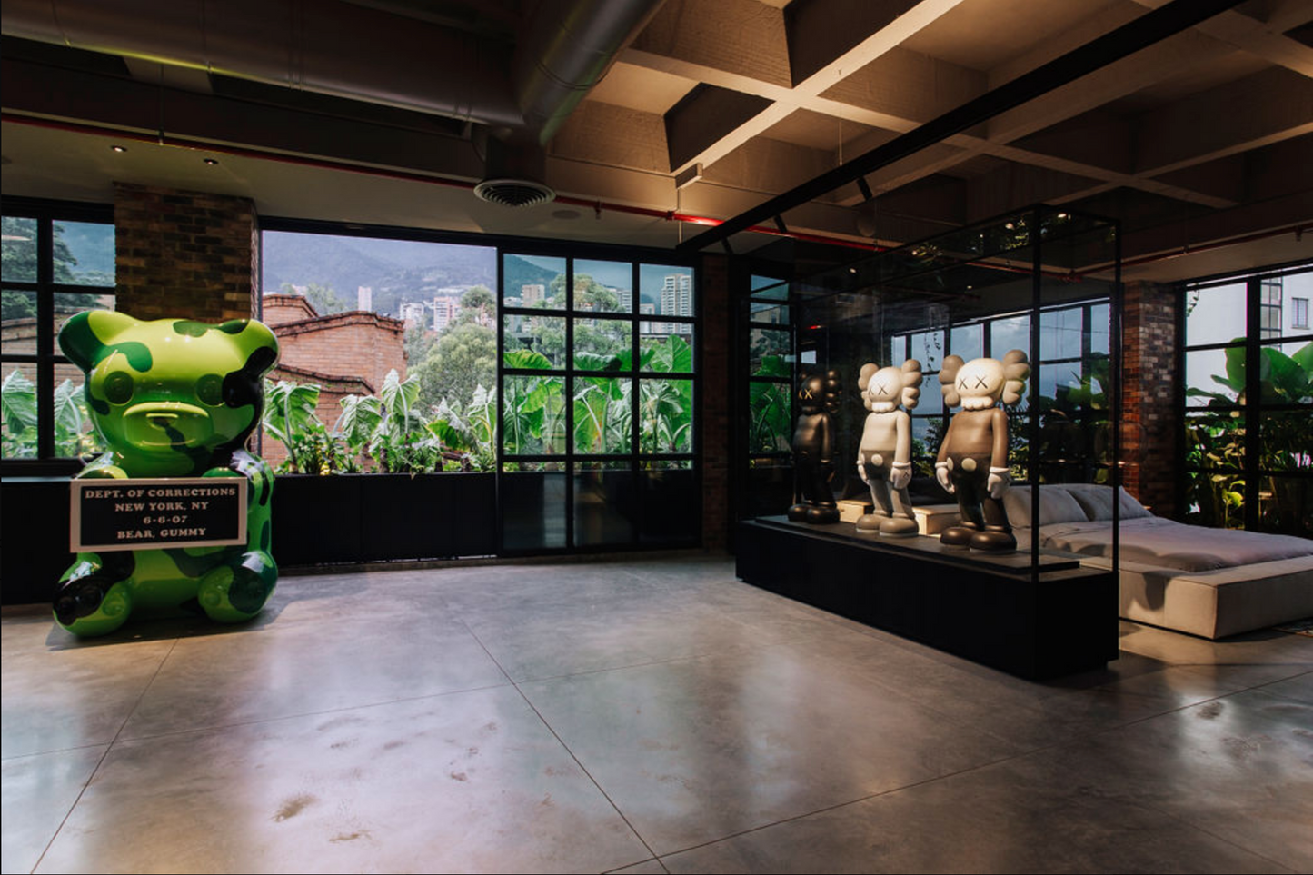 4 Foot Companion (Black)