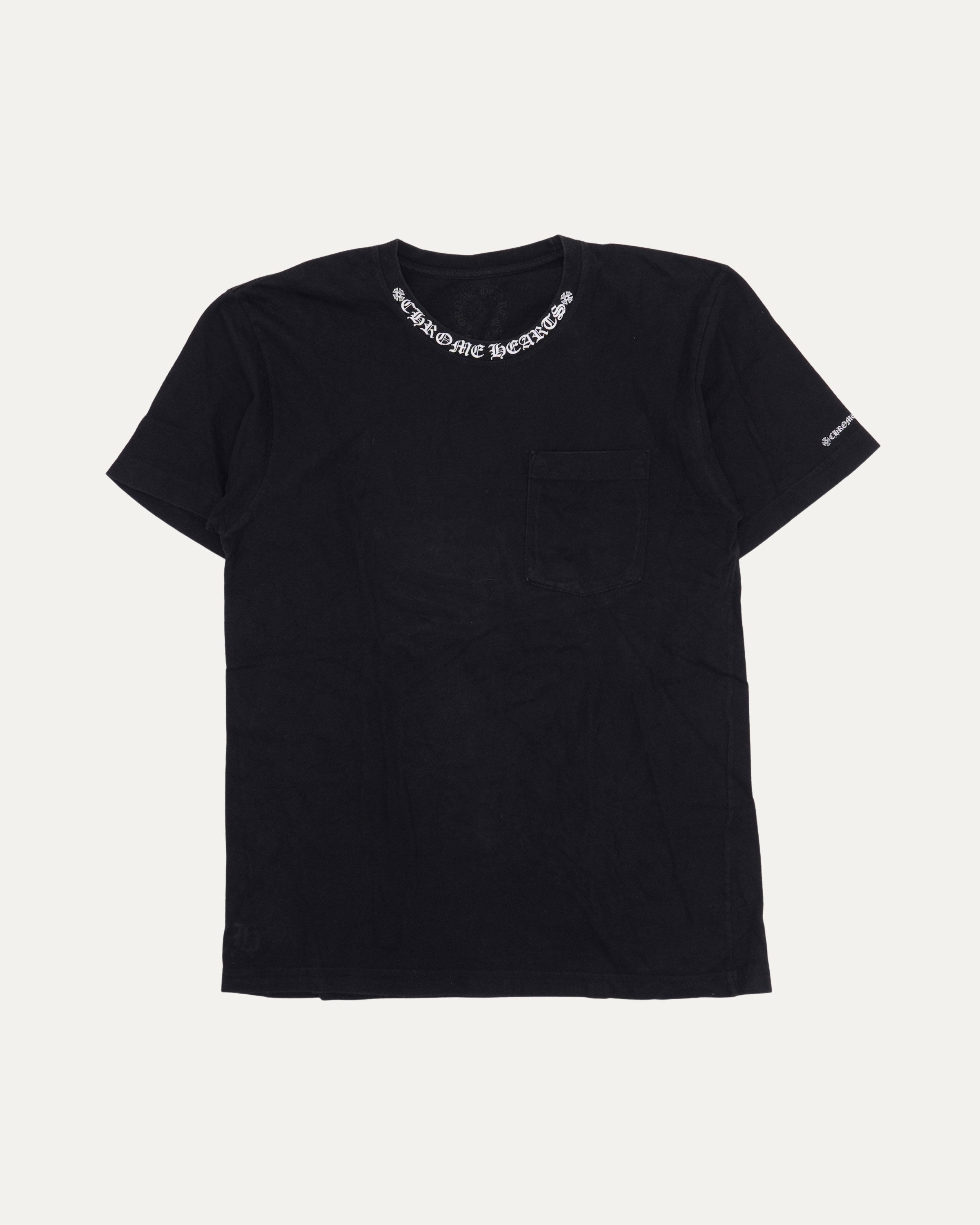 CHROME HEARTSネックロゴ ポケット Tシャツ Chrome Hearts Neck Logo Pocket T-Shirt – Justin Reed
