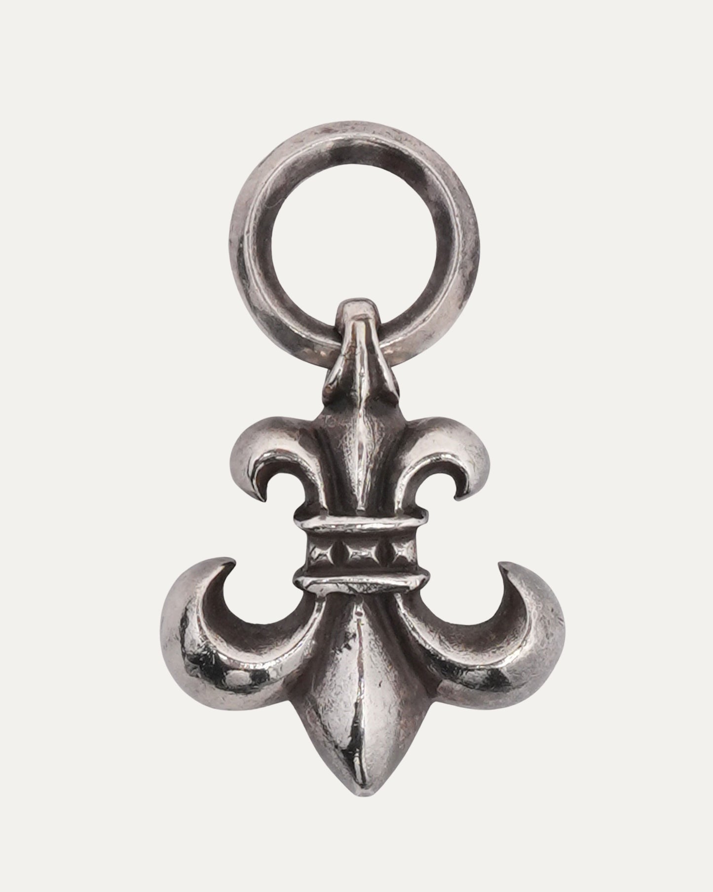 Fleur Pendant on B Ring