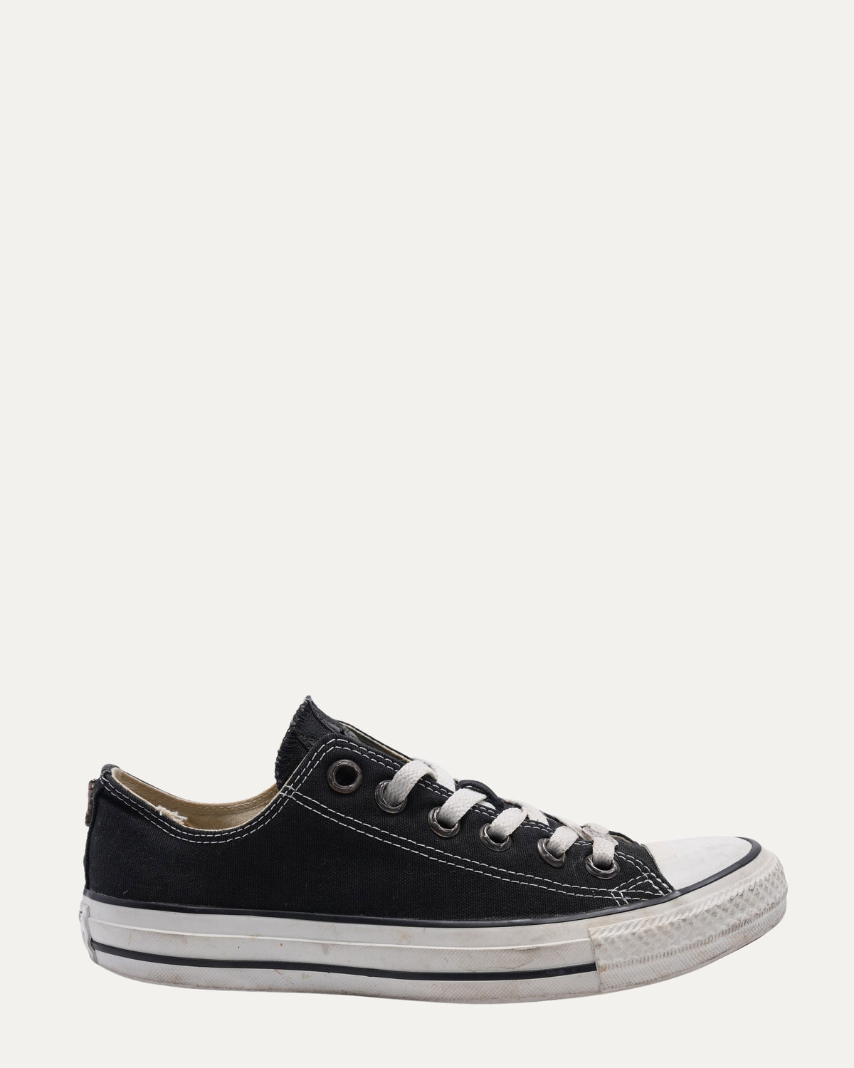 Star Patch Converse Chuck Taylor Low Top Sneakers