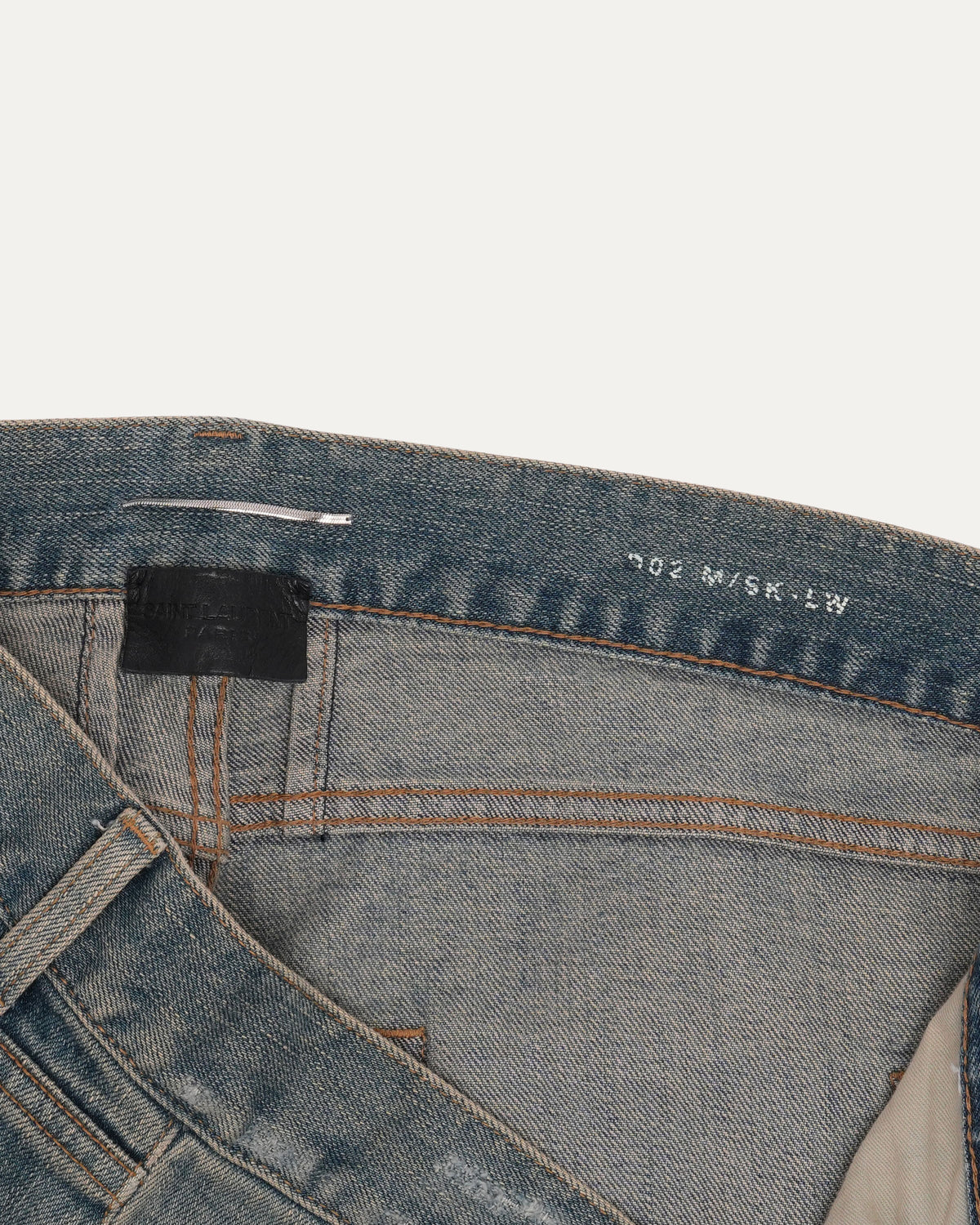 Distressed D02 Jeans