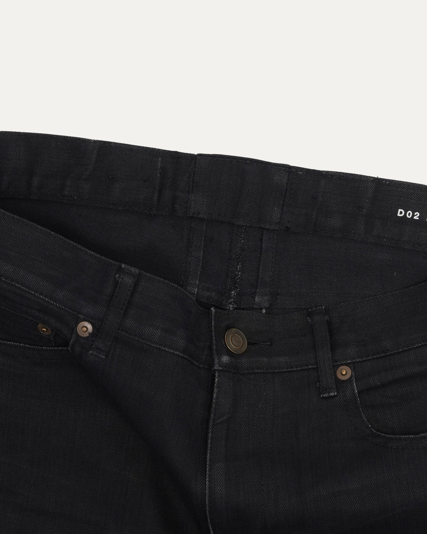 D02 Raw Hem Skinny Jeans