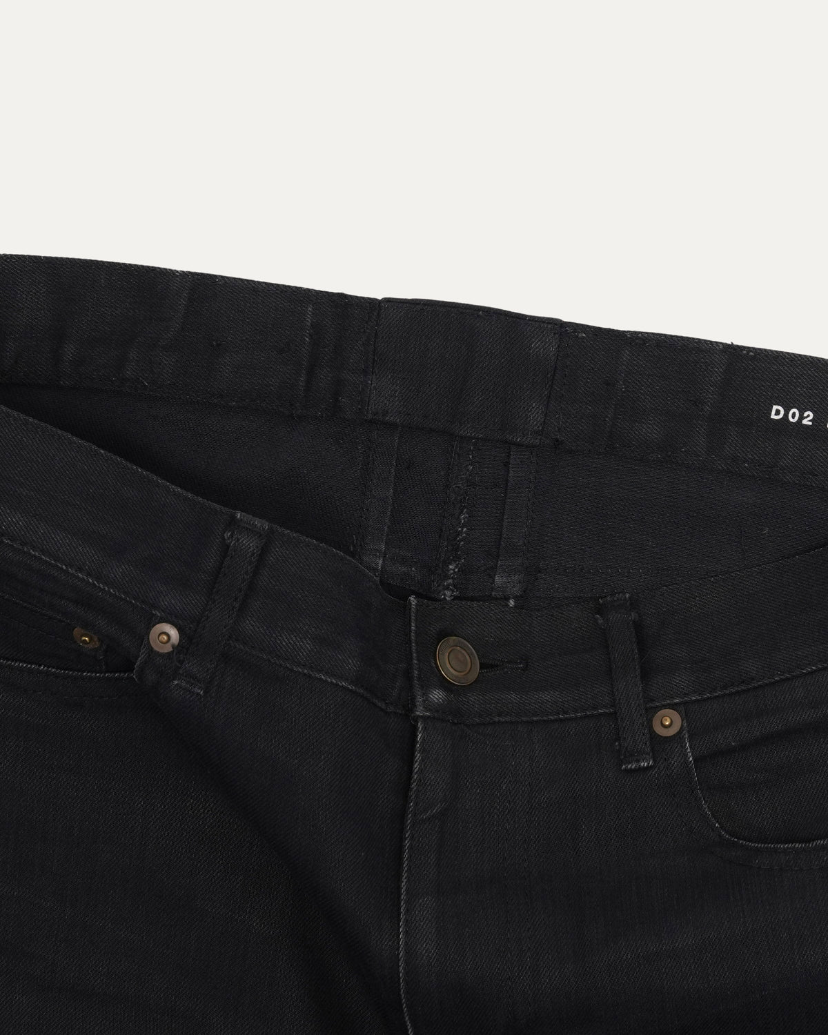 D02 Raw Hem Skinny Jeans