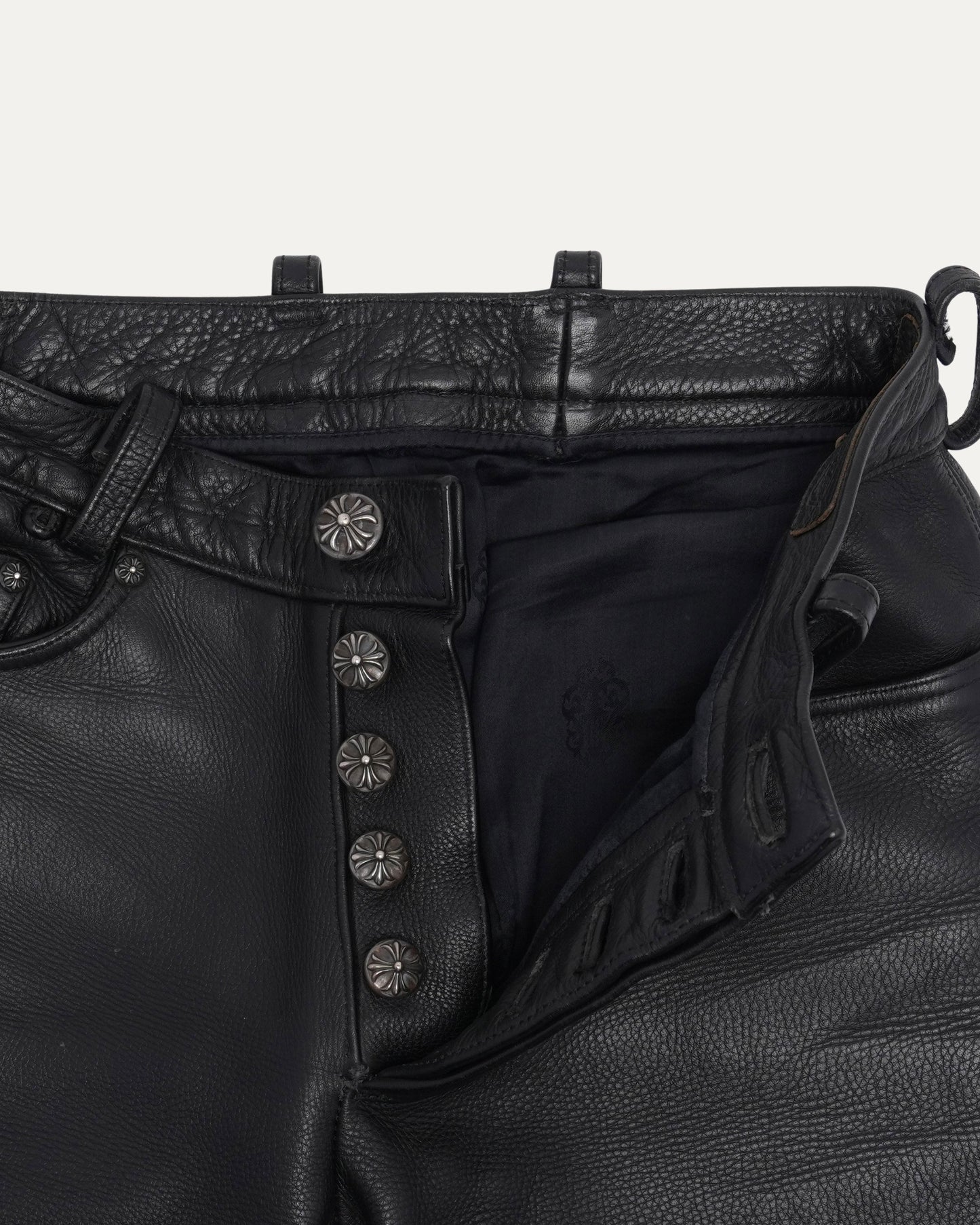Leather Cross Patch Fleur Knee Pants