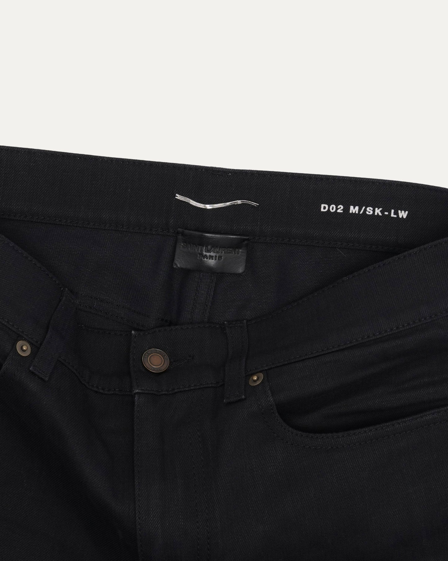 D02 Raw Hem Skinny Jeans