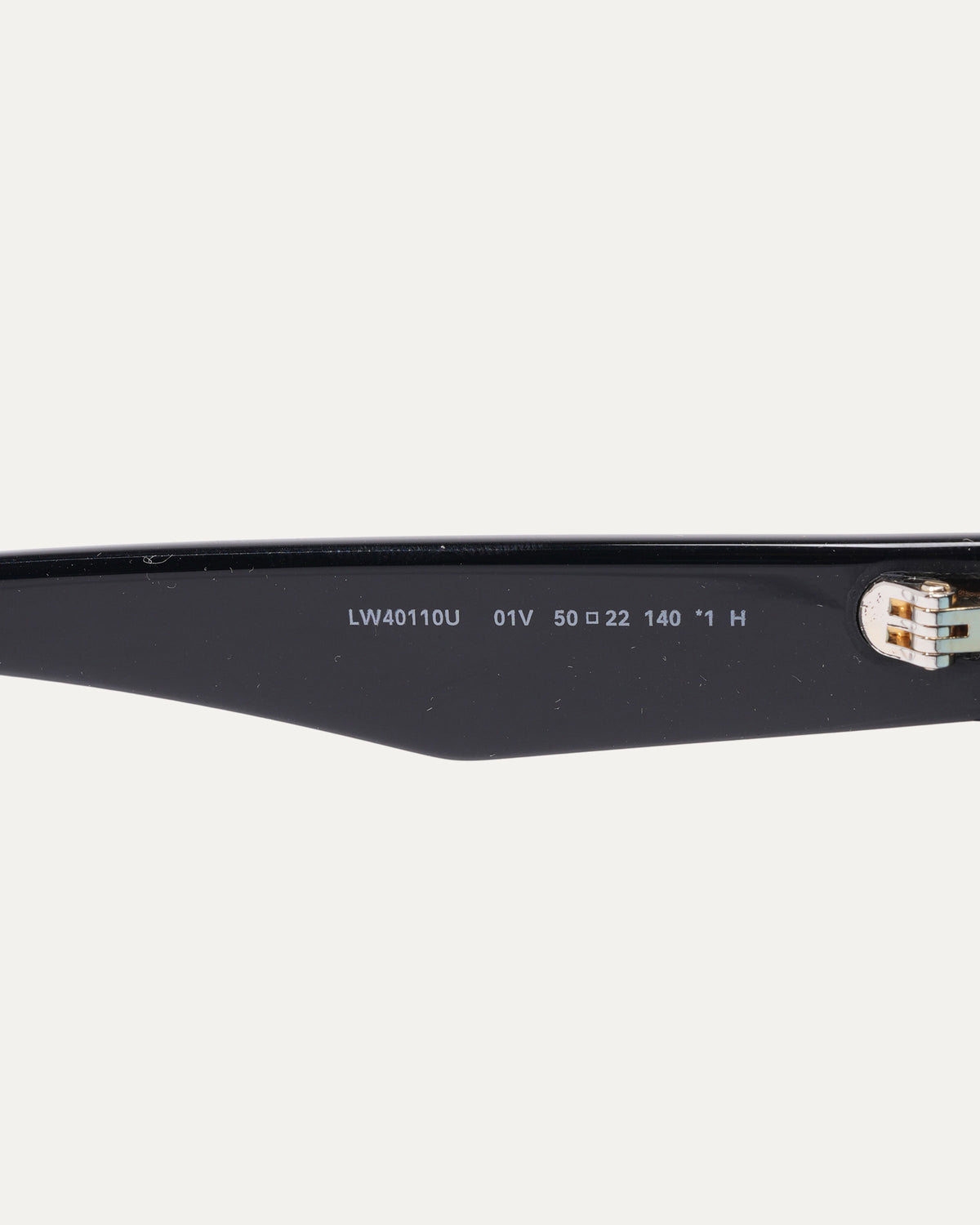 LW40110U Sunglasses