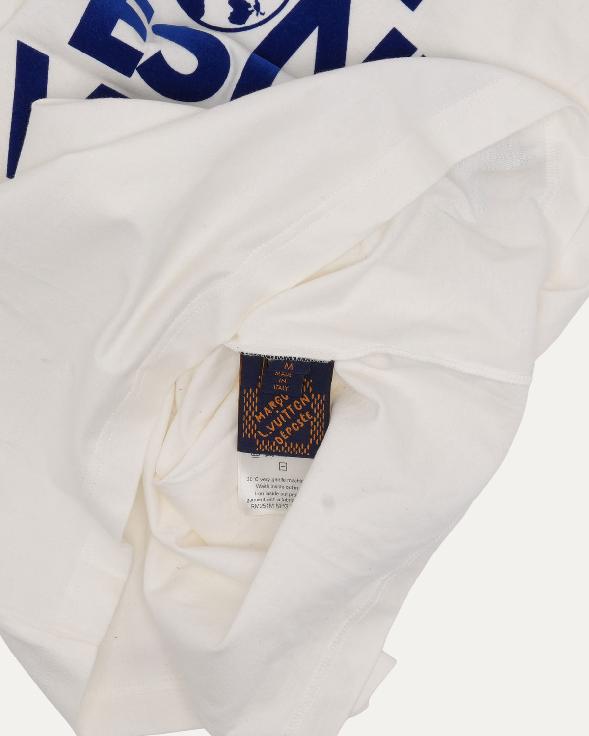 Le Monde Est À Vous T-Shirt