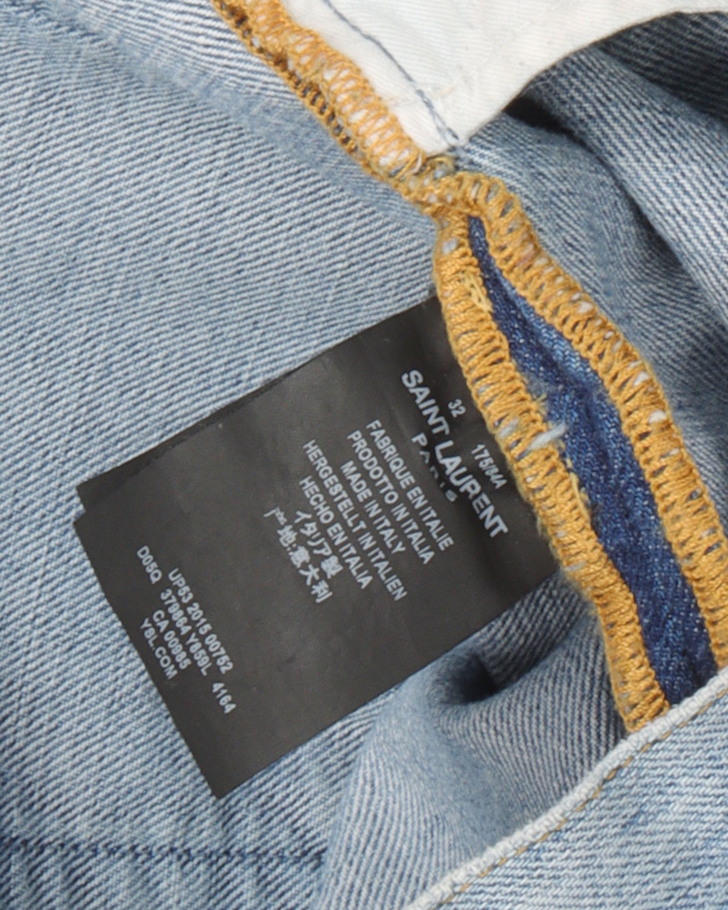 Distressed D02 Jeans