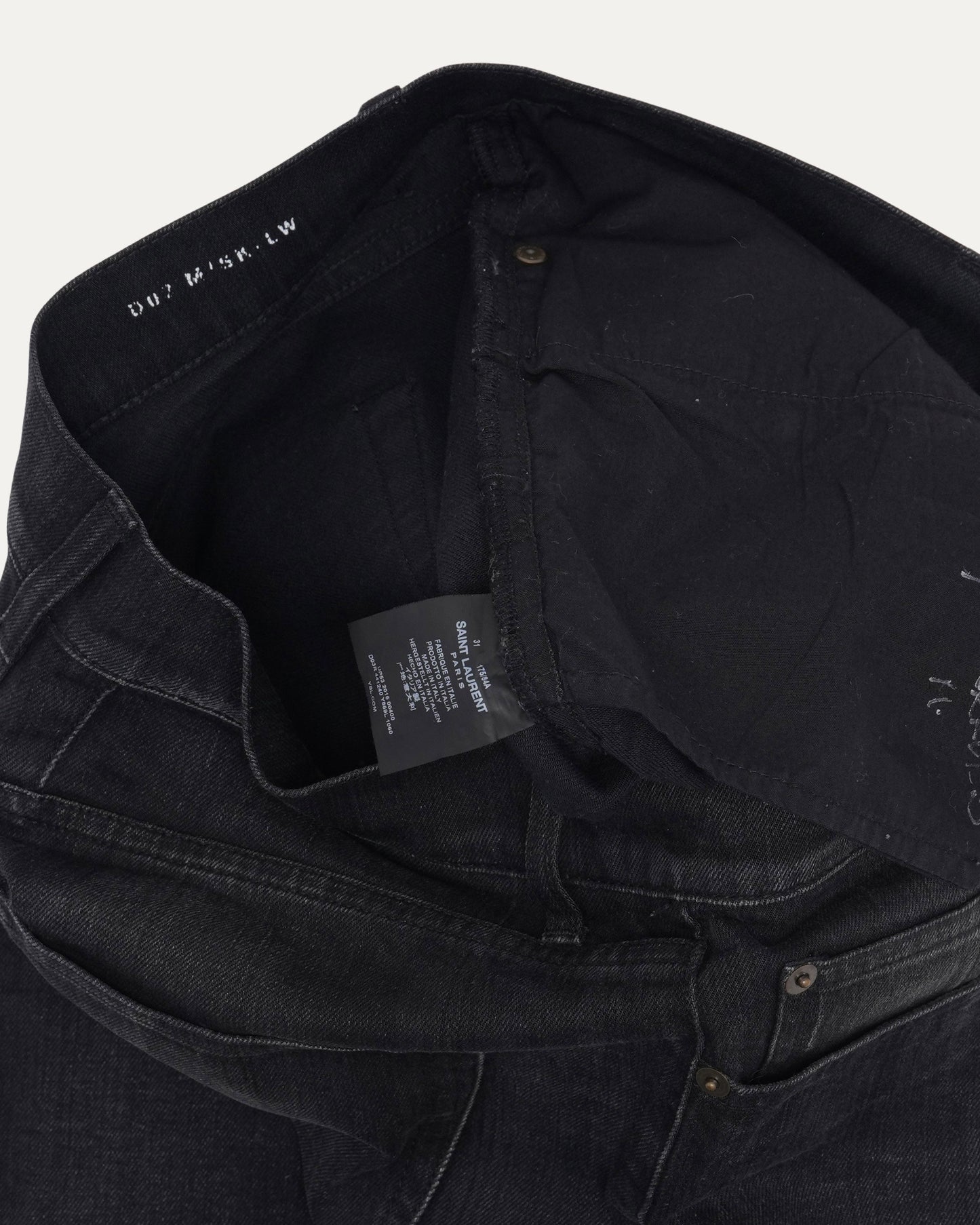 D02 Distressed Skinny Jeans