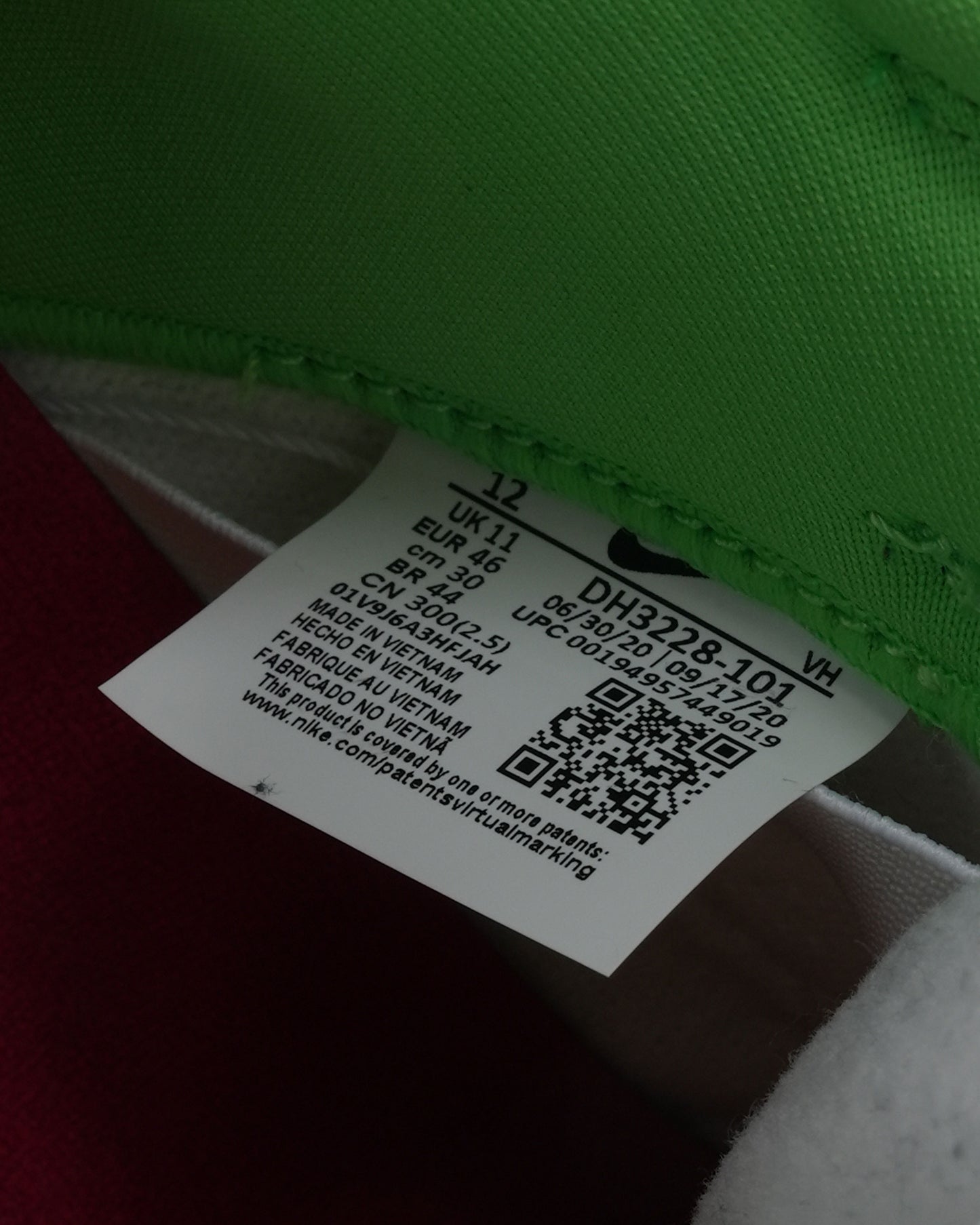 SB Dunk Low Supreme Stars