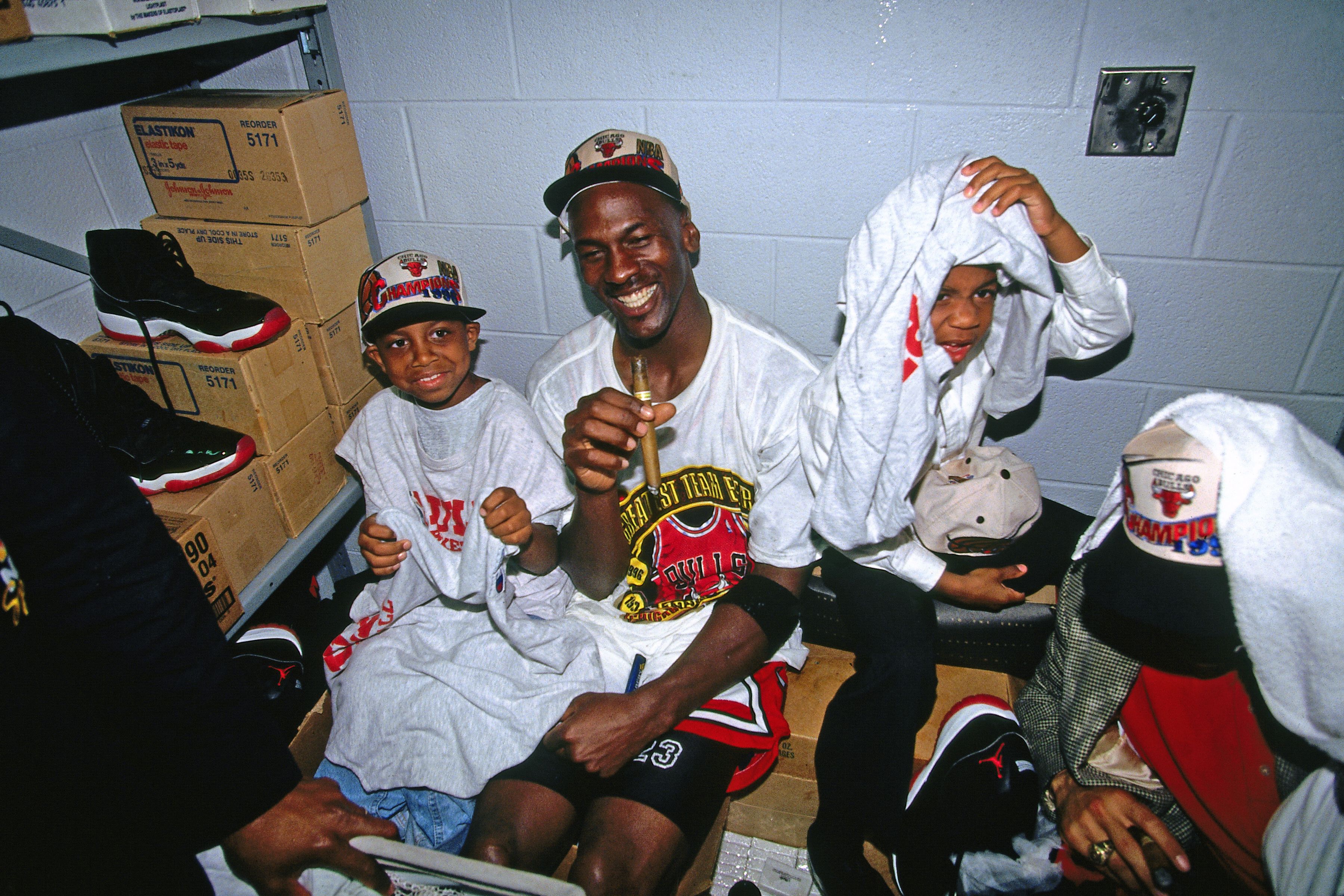 Vintage 1996 Chicago Bulls Greatest Team Ever Starter Shirt