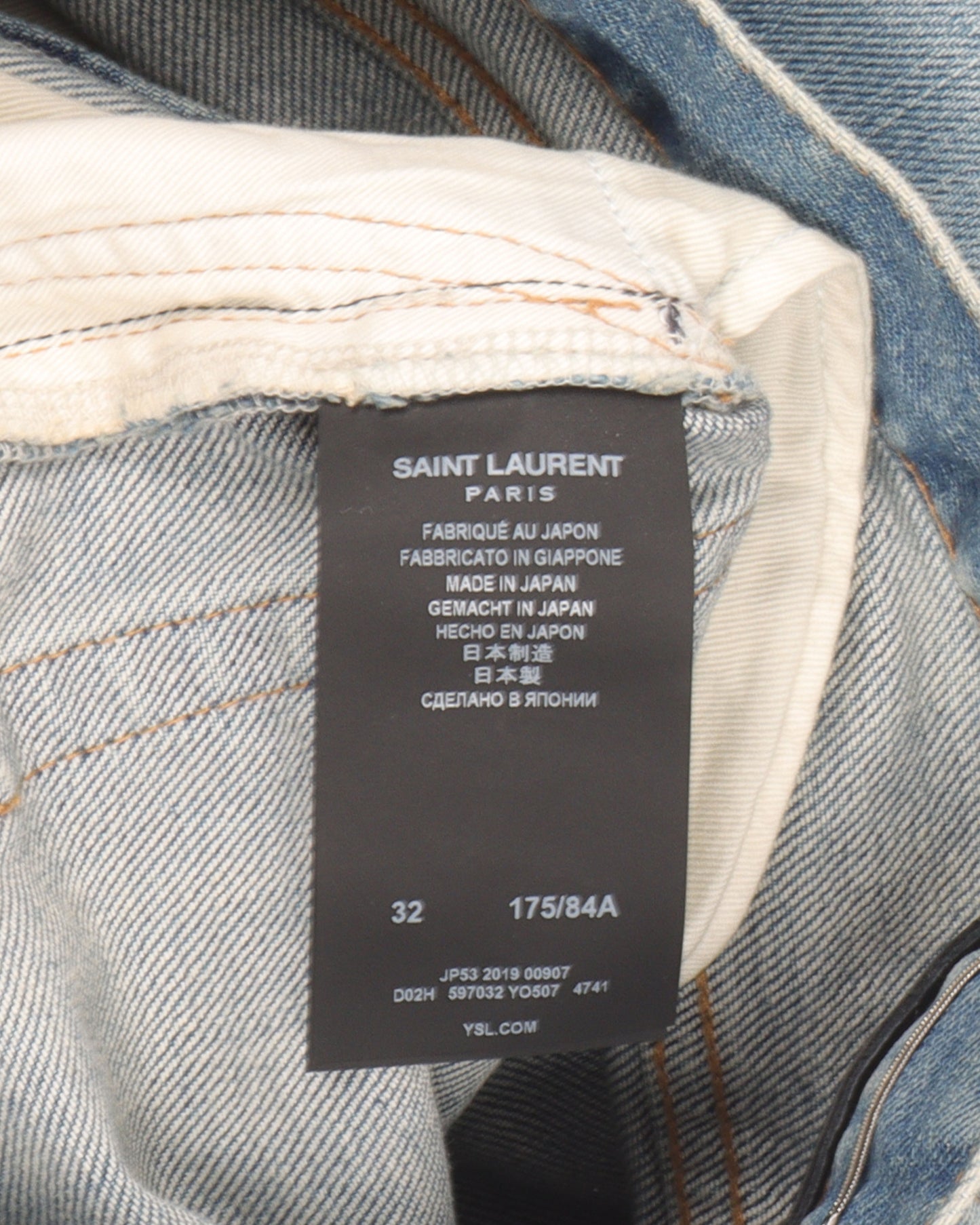 D03 Blue Jeans