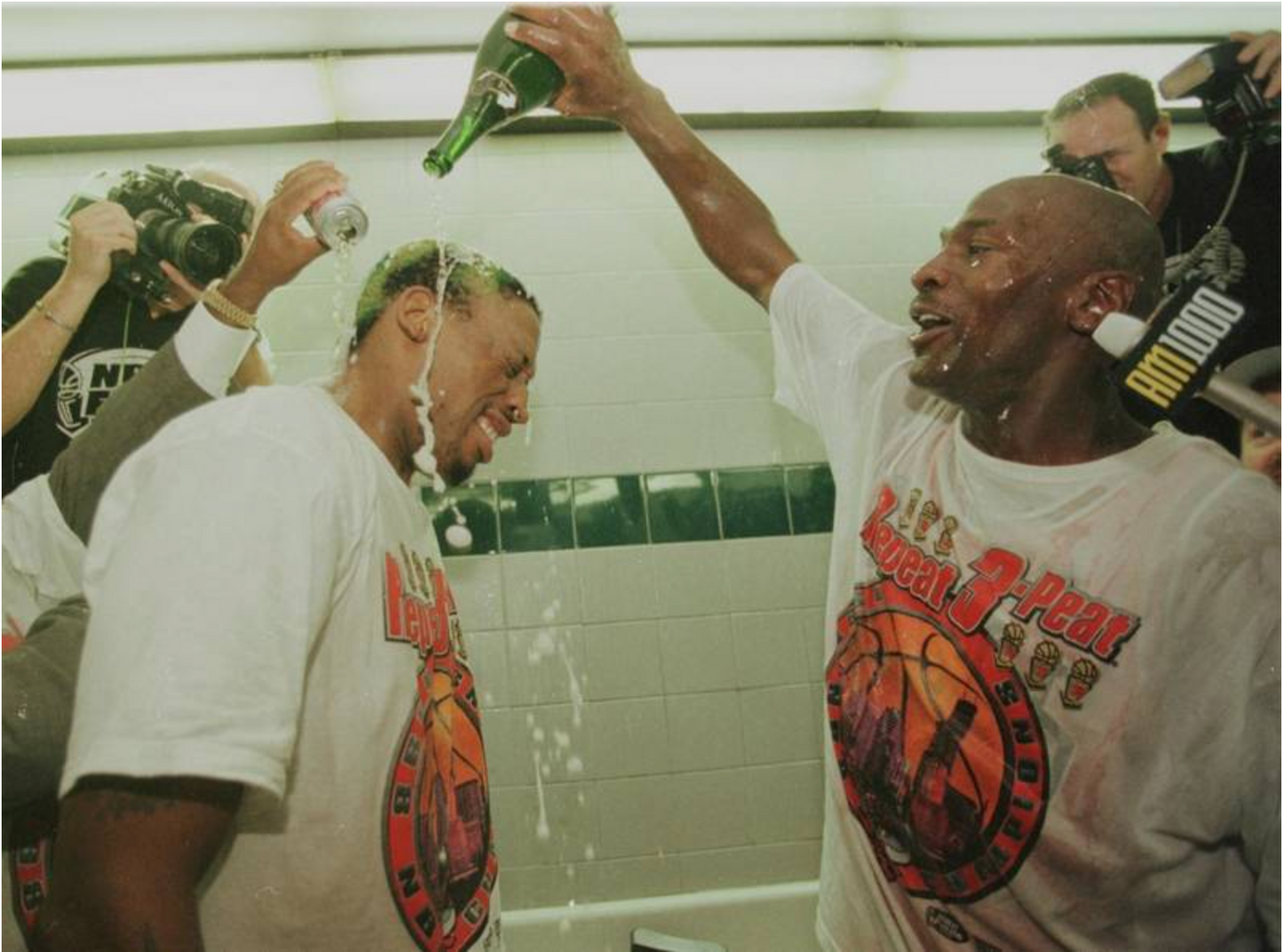 1998 Chicago Bulls 'Repeat 3 Peat' Logo T-Shirt